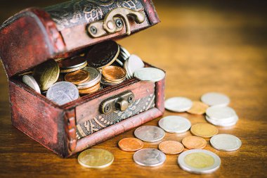 Tasarruf konsepti para yığını büyüyen işi parlak ışık saçan arka plan, işletme finans zenginliği ve başarı konseptine koymak.