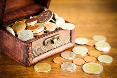 Tasarruf konsepti para yığını büyüyen işi parlak ışık saçan arka plan, işletme finans zenginliği ve başarı konseptine koymak.