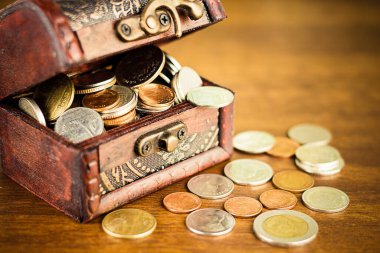 Tasarruf konsepti para yığını büyüyen işi parlak ışık saçan arka plan, işletme finans zenginliği ve başarı konseptine koymak.