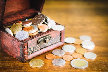 Tasarruf konsepti para yığını büyüyen işi parlak ışık saçan arka plan, işletme finans zenginliği ve başarı konseptine koymak.