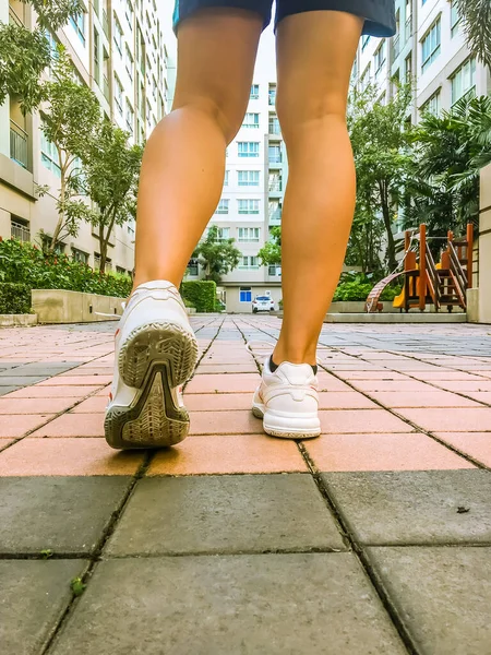 Tonårsben Sneakers Skor Sport Stående Promenader Trottoaren Sport Koncept — Stockfoto