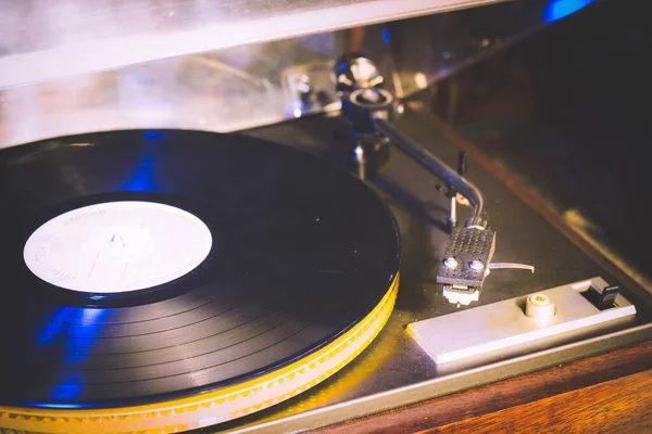 Közelíts Vintage Gramofonra Régi Dal Lejátszása Vintage Lemezjátszó Vinyl Lemezzel — Stock Fotó