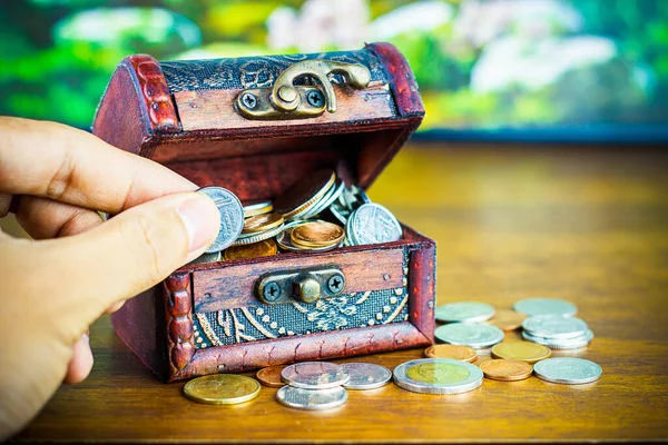 Tasarruf konsepti para yığını büyüyen işi parlak ışık saçan arka plan, işletme finans zenginliği ve başarı konseptine koymak.