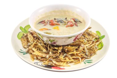 Kızarmış balık ve baharatlı biber ezmesi (Nam Prik) Tayland mutfağı beyaz arka planda izole edildi