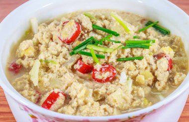 Sebzeli baharatlı biber ezmesi (Nam Prik), beyaz arka planda yalıtılmış Tayland mutfağı