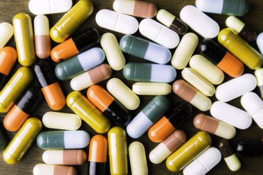 Tedavi ilaçları için ilaç reçetesi. İlaç tedavisi, sağlık için konteynerde tedavi. Eczane teması, paketlerde ilaç antibiyotik ile kapsül hapları.closeup, Tıp veya kapsül.