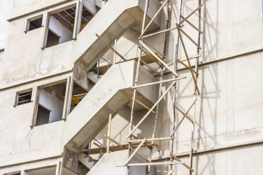 İşçilerin sanayi duvarcılarının kapatılması, tuğla döşeme, yenileme, yenileme, uzatma, restorasyon ve yeniden inşa çalışmaları sürüyor.