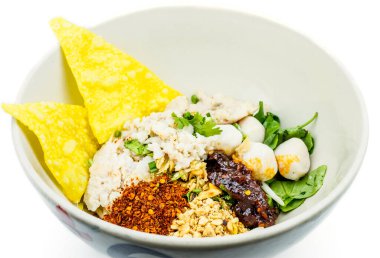 Tayland usulü baharatlı hazır şehriye çorbası, Tom Yum Tayland bitkisi, Tayland yemeği, beyaz arka planda erişte çorbası..