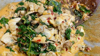 Tavada kızarmış biberli istiridyeleri karıştır - Asya yemeği tarzı, seçilmiş odak