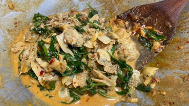 Tavada kızarmış biberli istiridye ile karıştırılmış Asya yemeği.