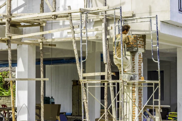 Fechar Trabalhadores Pedreiro Industrial Instalação Tijolos Está Construção Remodelação Renovação — Fotografia de Stock