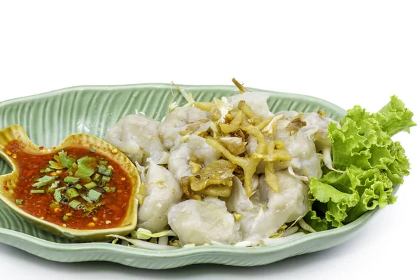 Bolinho Peixe Com Molho Prato Branco Comida Tailandesa Tailandesa Isolada — Fotografia de Stock
