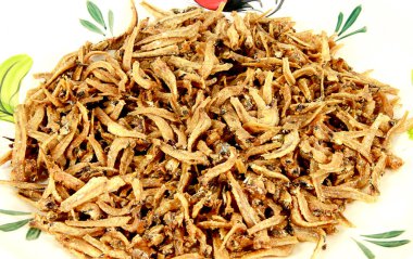 Tayland usulü kızarmış balık Tayland mutfağı beyaz arka planda izole edilmiş, Asya yemekleri, Tayland yemekleri, kapatın.