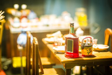 Minyatür kil heykelciği Tayland 'ın yüzen pazarı ahşap arka planda tropik meyve taşıyan minyatür tekne.