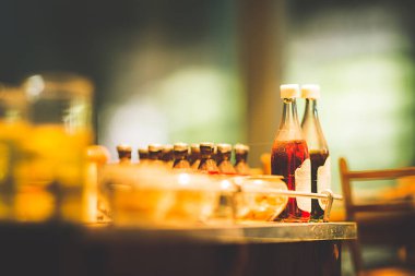 Minyatür kil heykelciği Tayland 'ın yüzen pazarı ahşap arka planda tropik meyve taşıyan minyatür tekne.