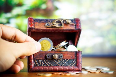 Tasarruf konsepti para yığını büyüyen işi parlak ışık saçan arka plan, işletme finans zenginliği ve başarı konseptine koymak.