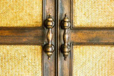 Ahşap kapılı, arka planda eski ve kırsal bir kapı mandalı. Çit, tahtadan yapılmış duvar.