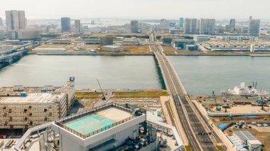 TOKYO, JAPAN, 10 APRIL 2017. Top view İnşaat İşçi Sanayii İşçi ve konut bölümü Hava durumu Yağmuru, sis ve kontrol alanı Tokyo, Japonya şehir merkezinde geliştirildi.