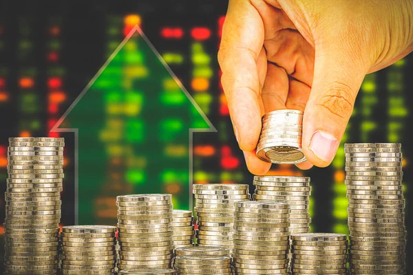 Finans ve Tasarruf Bankası konsepti, Yatırımcı umudu, Erkek El 'in para koyması, yığınla büyüyen iş gibi. Hisse senedi piyasasından alıntıların bulanık arkaplan görüntüsü