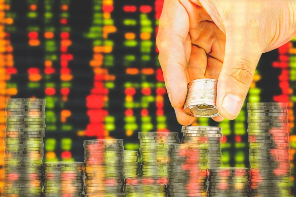 Finans ve Tasarruf Bankası konsepti, Yatırımcı umudu, Erkek El 'in para koyması, yığınla büyüyen iş gibi. Hisse senedi piyasasından alıntıların bulanık arkaplan görüntüsü