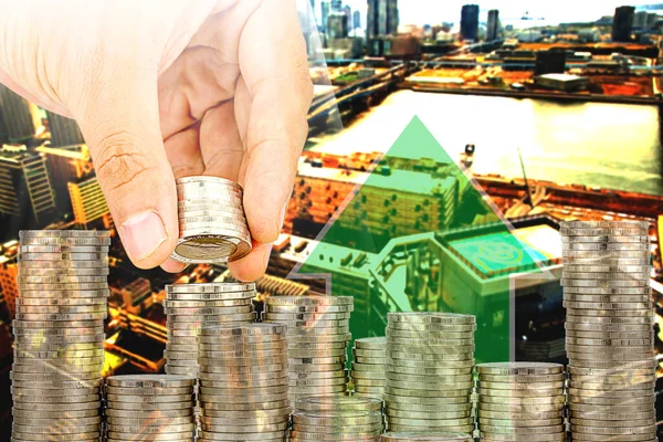 Finans ve Tasarruf bankacılık konsepti yatırımcı konsepti umudu, para biriktiren erkek eli, yığınla iş gibi. arkaplan şehir 