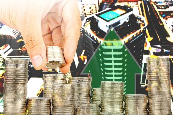 Finans ve Tasarruf bankacılık konsepti yatırımcı konsepti umudu, para biriktiren erkek eli, yığınla iş gibi. arkaplan şehir 