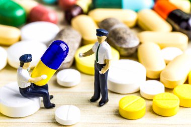 Tedavi için ilaç reçetesi. İlaç, sağlık için konteynırda tedavi. Eczane teması, kapsül hapları ve paketlerde ilaç antibiyotiği. mavi sarı ilaç Ukrayna