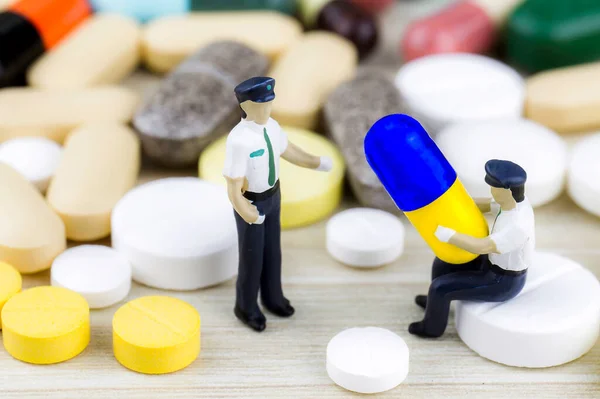 Tedavi için ilaç reçetesi. İlaç, sağlık için konteynırda tedavi. Eczane teması, kapsül hapları ve paketlerde ilaç antibiyotiği. mavi sarı ilaç Ukrayna
