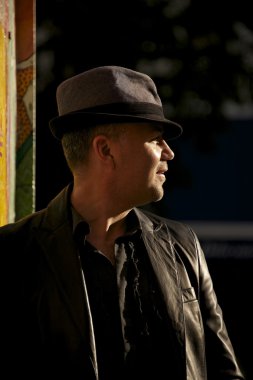 güneşli adam şapka koyu arka plan