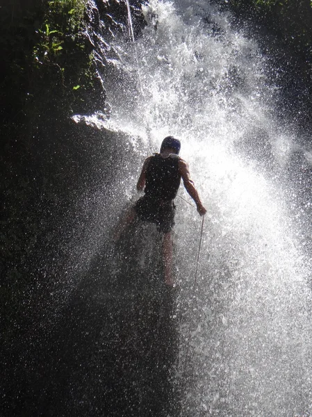 Nick dale abseiling Kenya bir şelale aşağı