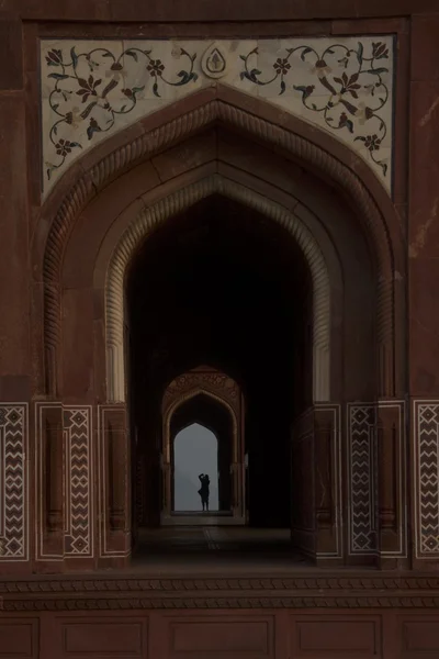 Fotógrafo en la mezquita Taj Mahal — Foto de Stock