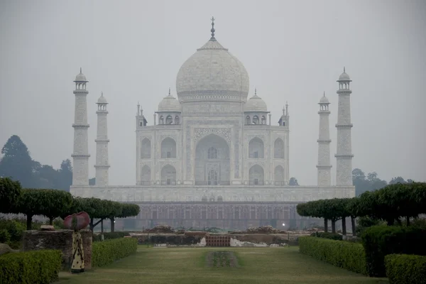 Taj Mahal con la mujer en primer plano — Foto de Stock