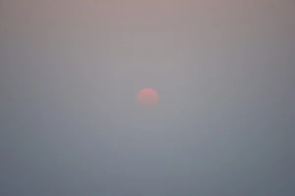 Meningkatnya matahari dalam kabut — Stok Foto