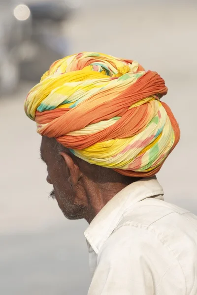 Homem de turbante laranja e amarelo — Fotografia de Stock