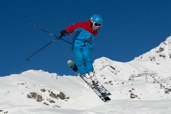 Skifahrer im blauen Outfit beim Sprung — Stockfoto