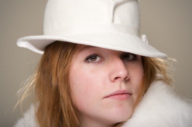 Kızıl saçlı yakın beyaz keçe şapka ve kürk