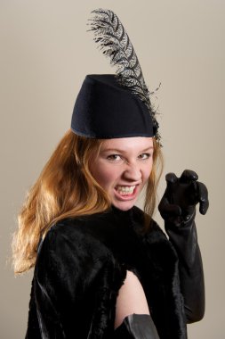 Kızıl siyah şapkalı söylenmek taklidi