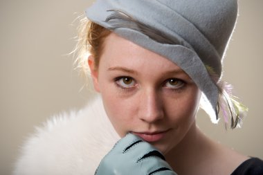 Kızıl saçlı mavi keçe şapka ve kürklü tüylü