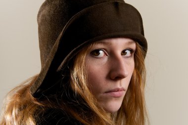 Kızıl kahverengi cloche şapkalı ciddi arıyorsunuz