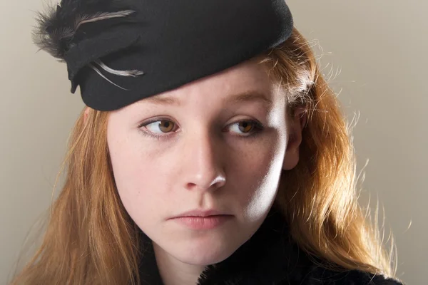 Rossa con un cappello nero che sembra triste — Foto Stock