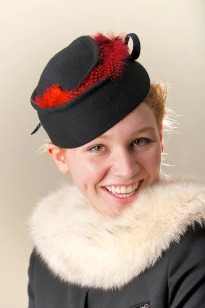 黑色和红色的帽子，用毛皮在红发女郎 — 图库照片