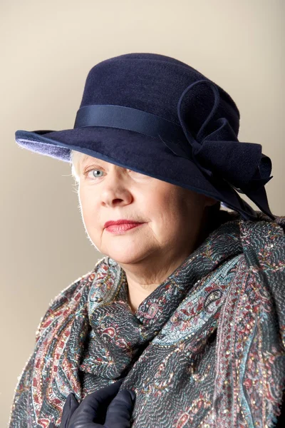 White-haired woman in navy hat and shawl — Stock Photo, Image