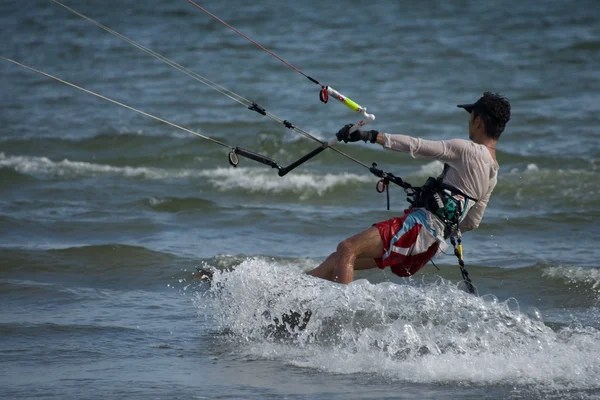 Nahaufnahme eines männlichen Kitesurfers mit Spray — Stockfoto