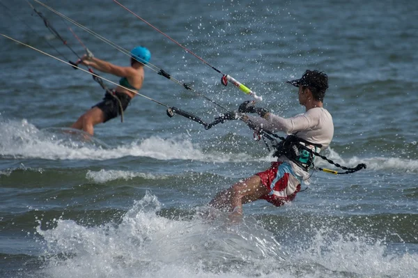 Close-up van mannelijke en vrouwelijke kite surfers — Stockfoto