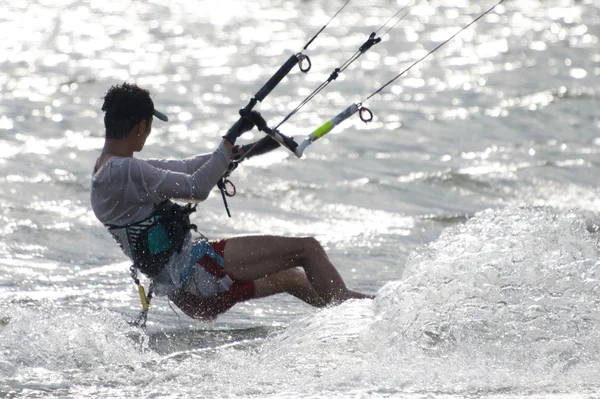 Primo piano del surfista aquilone maschio in cap — Foto Stock