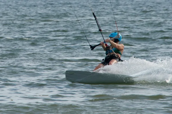 Cometa surfista femenina con casco inclinado — Foto de Stock