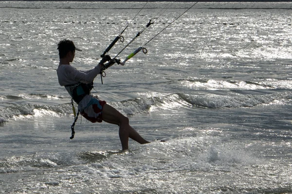 Masculino pipa surfista retroiluminado perto de costa — Fotografia de Stock