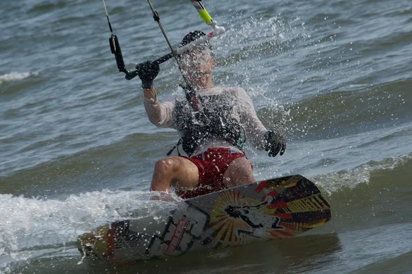 Cerf-volant mâle surfeur avec vaporisateur cachant visage — Photo