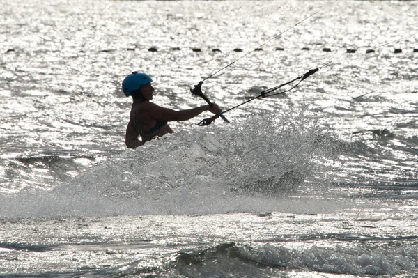 Close-up van vrouwelijke kite surfer in whitewater — Stockfoto