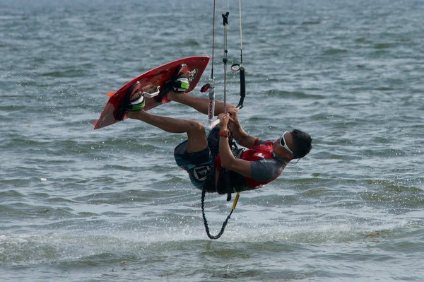 Close-up van mannelijke kite surfer opwaartse omlaag — Stockfoto